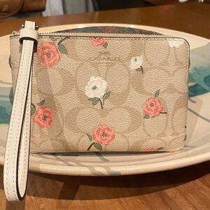 NWTO Coach Corner Zip Wristlet in Signature Canvas with Floral Print